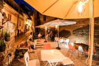 un ristorante con tavoli, sedie e ombrelloni di ART SUITE GALLERY - Tuscany - medieval town close to Florence, Pisa, Lucca, Chianti Zone, Versilia a Santa Maria a Monte