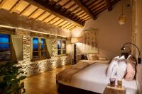 Un dormitorio con una cama en una habitación con ventanas. en Borgo Antichi Orti Assisi, en Asís