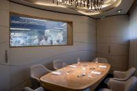 comedor con mesa con sillas y cocina en Villa Grand Voile - Christopher Coutanceau, en La Rochelle