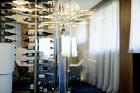 Una habitación con un botellero lleno de botellas de vino. en Villa Grand Voile - Christopher Coutanceau, en La Rochelle