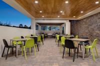 Home2 Suites By Hilton Las Vegas Southwest I-215 Curveにあるレストランまたは飲食店