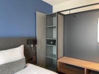 OZO Hotels Antares Airportにあるベッド