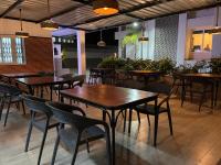 Un restaurant u otro lugar para comer en Palm Regal Resort