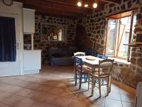 Posedenie v ubytovaní Gîte le rocher du château de Retourtour