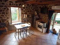Kuchyňa alebo kuchynka v ubytovaní Gîte le rocher du château de Retourtour