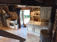 Kuchyňa alebo kuchynka v ubytovaní Gîte le rocher du château de Retourtour