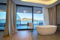 サランダにあるALYACHT Premium Hotelの大きな窓の前にバスタブ付きのバスルーム