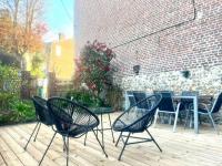Patio alebo iná vonkajšia časť ubytovania Maison familiale de ville à Etretat