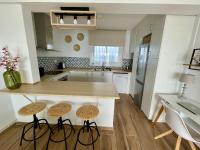 Kuchyňa alebo kuchynka v ubytovaní SeaHomes Vacations, LA CASA BLUE Mediterranean Lifestyle