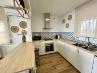 Kuchyňa alebo kuchynka v ubytovaní SeaHomes Vacations, LA CASA BLUE Mediterranean Lifestyle
