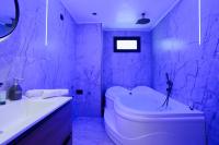 Ein Badezimmer in der Unterkunft סוויטות אוראל 432