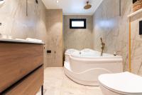 ein Badezimmer mit Badewanne, Toilette und Waschbecken in der Unterkunft סוויטות אוראל 432 in Eilat