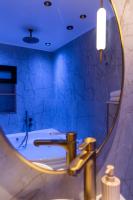 Ein Badezimmer in der Unterkunft סוויטות אוראל 432