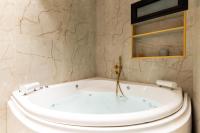 Ein Badezimmer in der Unterkunft סוויטות אוראל 432