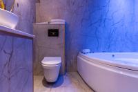 Ein Badezimmer in der Unterkunft סוויטות אוראל 432