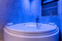 Ein Badezimmer in der Unterkunft סוויטות אוראל 432