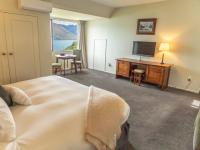 Ein Bett oder Betten in einem Zimmer der Unterkunft Hidden Lodge Queenstown