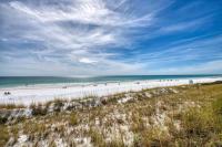 eine Gruppe von Menschen an einem Strand in der Nähe des Ozeans in der Unterkunft Summer Breeze D212 - Bungalow 6 in Destin