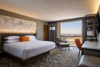 Una habitación de hotel con una cama y una ventana grande. en Marriott El Paso, en El Paso