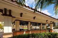 Sheraton Vistana Villages Resort Villas, I-Drive Orlando في أورلاندو: مبنى به الكثير من الكراسي والطاولات