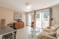 - un salon avec un canapé et une table en verre dans l&#39;établissement One Bedroom Flat Near Monaco, à Beausoleil