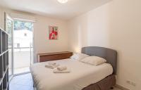 - une chambre avec un lit et 2 serviettes dans l&#39;établissement One Bedroom Flat Near Monaco, à Beausoleil