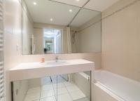 La salle de bains est pourvue d&#39;un lavabo, d&#39;une baignoire et d&#39;un miroir. dans l&#39;établissement One Bedroom Flat Near Monaco, à Beausoleil