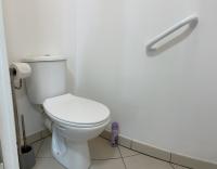 La salle de bains est pourvue de toilettes blanches. dans l&#39;établissement One Bedroom Flat Near Monaco, à Beausoleil