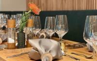 una mesa con copas de vino y un bolso en Vital Hotel Westfalen Therme Wellness Resort & SPA, en Bad Lippspringe