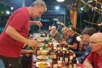 een groep mensen die rond een tafel zitten met bierflessen bij The Pineapple House in Ninh Binh