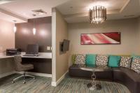 Residence Inn by Marriott Rocky Mountにあるテレビまたはエンターテインメントセンター
