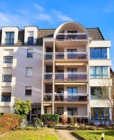 un edificio de apartamentos blanco con una ventana redonda en L&#39; Appart BELLE VUE GARE ET CENTRE 10 mn à pied GARAGE GRATUIT, en Colmar