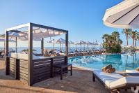 Bazén v ubytování AluaSoul Menorca - Adults Only nebo v jeho okolí