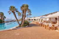 Bazén v ubytování AluaSoul Menorca - Adults Only nebo v jeho okolí