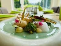 un piatto di cibo con verdure su un tavolo di Zeitlos in Waldkirchen a Waldkirchen