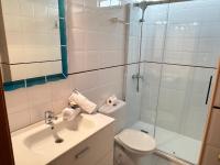 A bathroom at Agi Residencial Almadraba