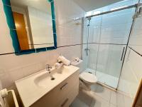 A bathroom at Agi Residencial Almadraba