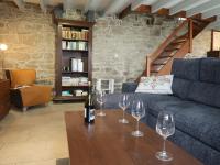 una sala de estar con un sofá azul con copas de vino en una mesa en Holiday Home L&#39;Iroise by Interhome, en Plogoff