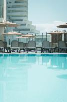 Bazén v ubytování Apartamentos El Palmar nebo v jeho okolí