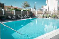 Bazén v ubytování Apartamentos El Palmar nebo v jeho okolí