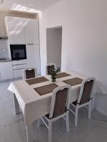 Kuchnia lub aneks kuchenny w obiekcie Apartmani Totić