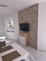 Telewizja i/lub zestaw kina domowego w obiekcie Apartmani Totić