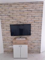Telewizja i/lub zestaw kina domowego w obiekcie Apartmani Totić