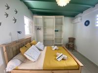 ein Schlafzimmer mit einem Bett mit zwei Handtüchern darauf in der Unterkunft Myosotis, charmant logement central avec piscine privée, wifi et parking gratuit in Petit-Bourg