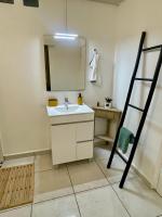 Ein Badezimmer in der Unterkunft Myosotis, charmant logement central avec piscine priv&eacute;e, wifi et parking gratuit
