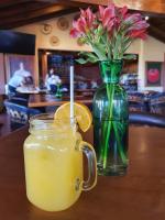 un jarrón de flores y un tarro de cristal con zumo de naranja en Bosque Escondido, en Mazamitla
