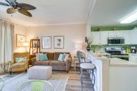 eine Küche und ein Wohnzimmer mit einer Couch und einem Tisch in der Unterkunft Gulf Shores Condo with Balcony 2 Mi to Fort Morgan! in Gulf Shores