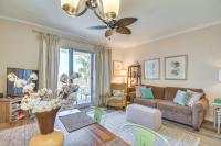 ein Wohnzimmer mit einer Couch und einem Tisch in der Unterkunft Gulf Shores Condo with Balcony 2 Mi to Fort Morgan! in Gulf Shores
