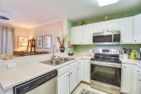 eine Küche mit weißen Schränken und einer Spüle in der Unterkunft Gulf Shores Condo with Balcony 2 Mi to Fort Morgan! in Gulf Shores