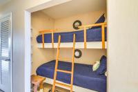 Ein Etagenbett oder Etagenbetten in einem Zimmer der Unterkunft Gulf Shores Condo with Balcony 2 Mi to Fort Morgan!